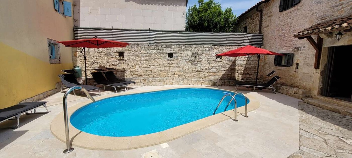 Posest z dvema kamnitima hišama in bazenom